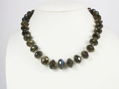 gros plan d'un collier sur un mannequin mannequin