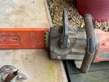 une image montrant une tronçonneuse en train de couper un arbre