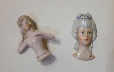 deux figurines représentant une femme et un homme sur un fond blanc