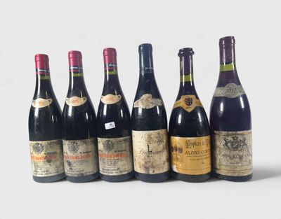 six bouteilles de vin sont alignées sur une surface blanche