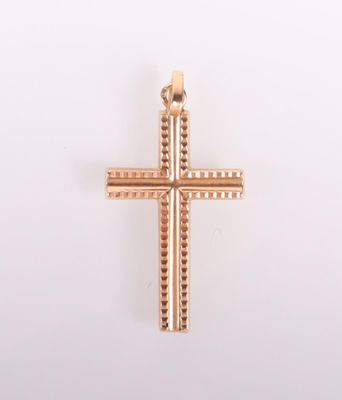 pendentif en forme de croix en or sur fond blanc