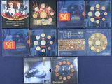 beaucoup de livres posés sur une table bleue
