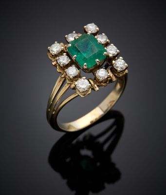 une bague à grappes d'émeraudes et de diamants