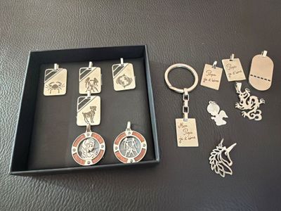 une boîte noire sur laquelle sont accrochés plusieurs porte-clés