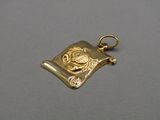un gros plan d'un pendentif plaqué or orné d'un lion