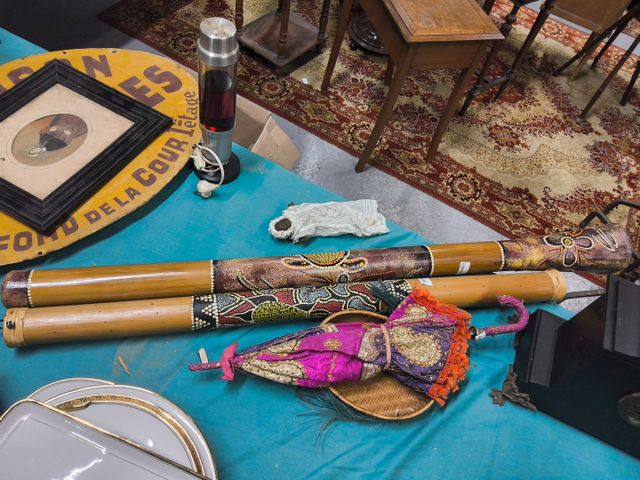 MUSIQUE - Didgeridoo en teck décoré et bâton de pluie africain