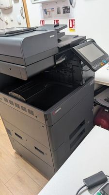 une imprimante posée sur un bureau à côté d'une imprimante