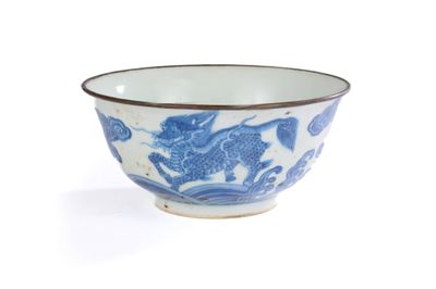 bol bleu et blanc orné d'un motif de poissons