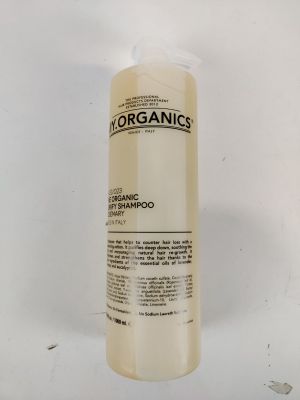 un flacon de shampoing bio posé sur une surface blanche