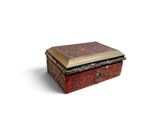 une petite boîte sur laquelle est posé un livre