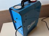une machine bleue posée sur une table