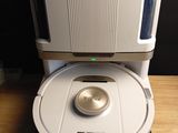 un robot assis sur une table