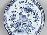 assiette bleue et blanche ornée d'un oiseau et de fleurs