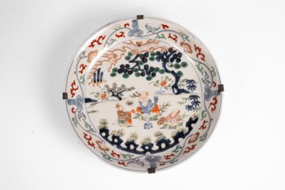 CHINE, XXe Assiette en porcelaine à décor émaillé polychrome…