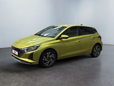 une voiture jaune garée dans une pièce aux murs blancs