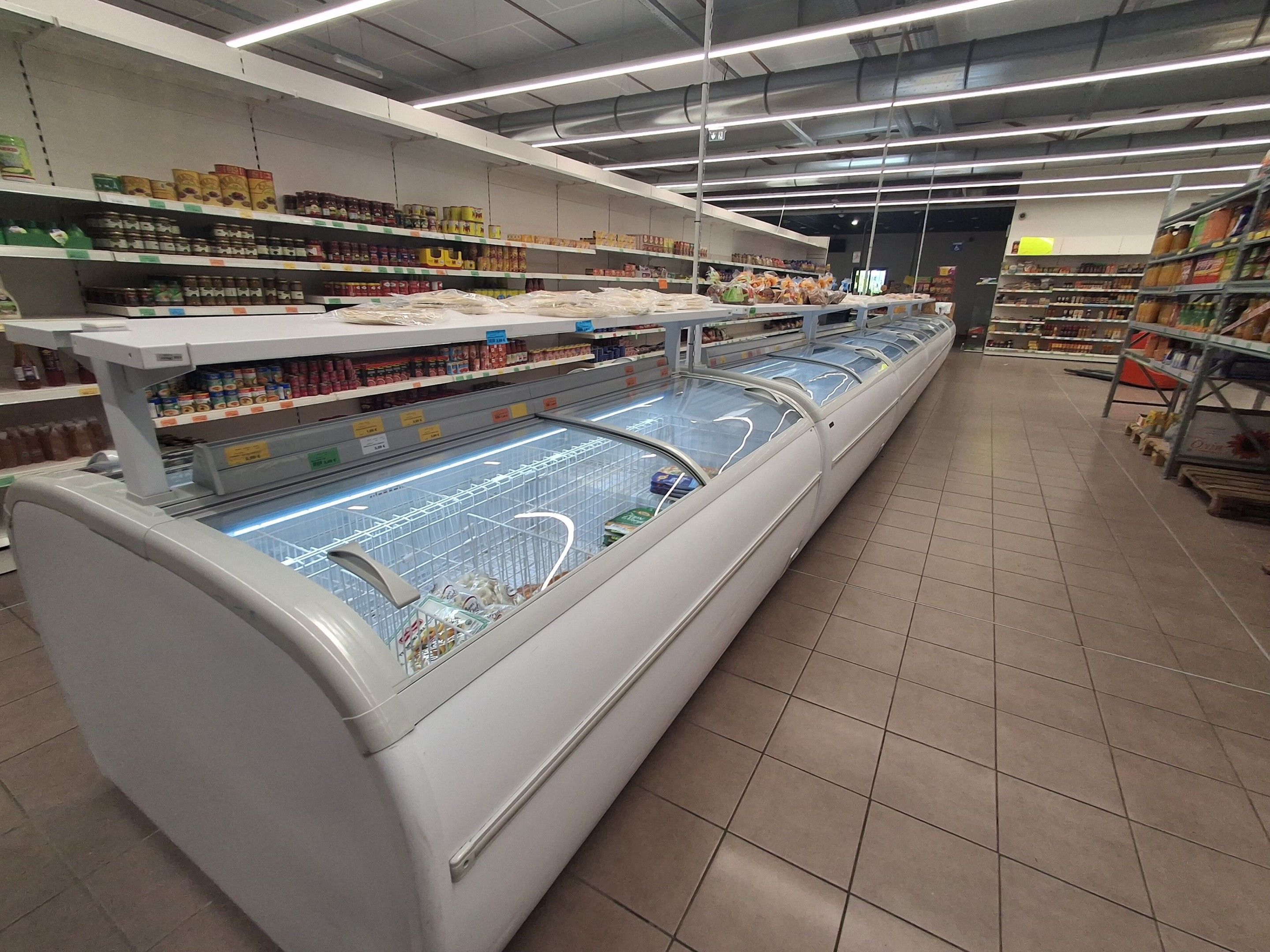 Ilot central combiné comprenant 6 congélateurs blancs double…