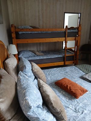 une chambre avec deux lits superposés et un miroir