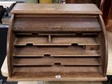 une boîte en bois posée sur une table