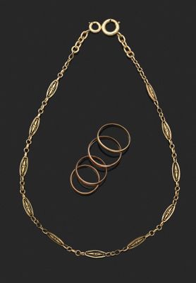 un collier en or composé de trois anneaux montés sur une chaîne