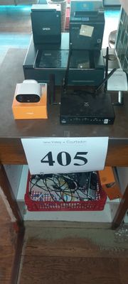 une table sur laquelle se trouvent de nombreux appareils électroniques