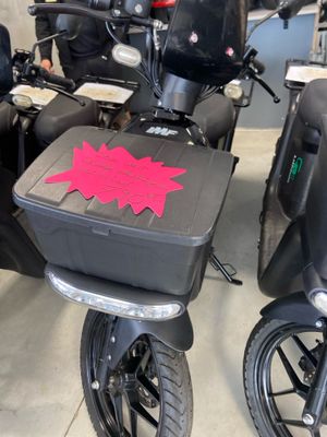 de nombreuses motos garées ensemble dans une pièce