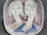 une assiette sur laquelle est représentée une image de deux femmes