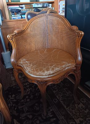 une chaise qui se trouve dans le coin d'une pièce