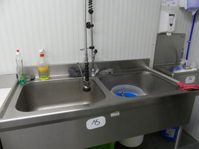 deux éviers dans une cuisine, avec un robinet et un évier