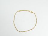 un bracelet à chaîne en or avec un fermoir sur fond blanc