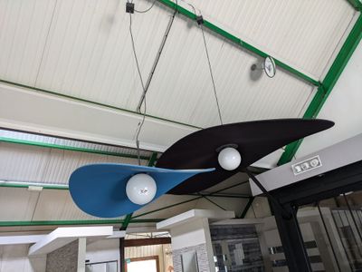 une lampe bleue et noire suspendue au plafond