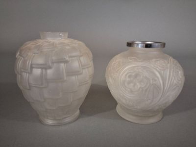 deux vases blancs posés l'un à côté de l'autre sur une table