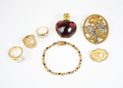 beaucoup de bijoux sur une surface blanche