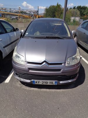 deux voitures garées l'une à côté de l'autre dans un parking