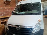 une camionnette blanche garée dans un garage