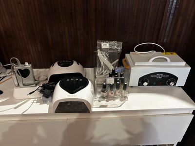 une table sur laquelle sont posés de nombreux appareils électroniques