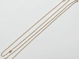 une paire de chaînes en or avec un fermoir en or sur fond blanc