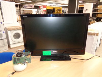 un téléviseur posé sur une table dans un magasin