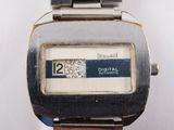 une montre-bracelet en argent portant un poinçon