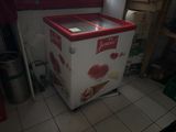 une petite machine à glaces posée dans un coin de la pièce