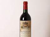 une bouteille de vin posée sur une table en bois