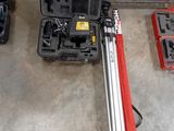 de nombreux outils posés à même le sol