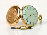 une montre à gousset en or avec une chaîne autour d'elle