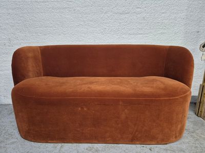 J/Canapé deux places en effet velours orange