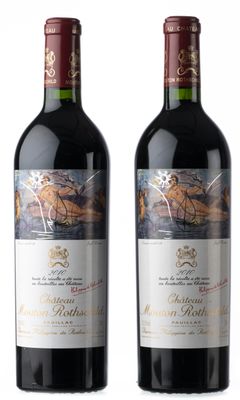 deux bouteilles de vin rouge posées l'une à côté de l'autre sur une surface blanche
