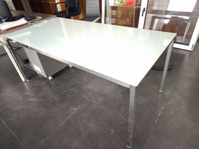 Table rectangulaire pied chrome dessus verre opaque blanc (1…