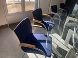 quatre chaises placées devant une table en verre