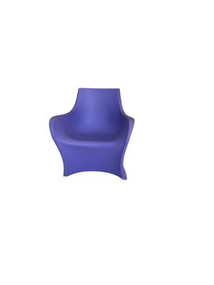 une chaise bleue posée sur une surface blanche
