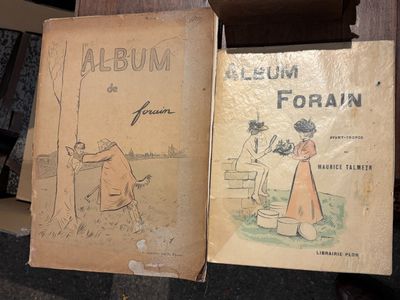 deux livres posés sur une table