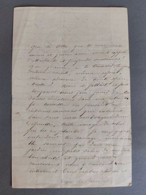 une feuille de papier sur laquelle on peut écrire, posée sur une table