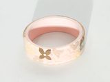 une image représentant une bague ornée d'un papillon